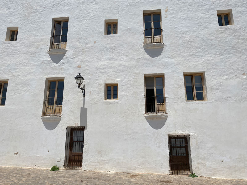 Creatieve schrijfoefening: wie wonen er in de witte woningen in Ibiza-stad?